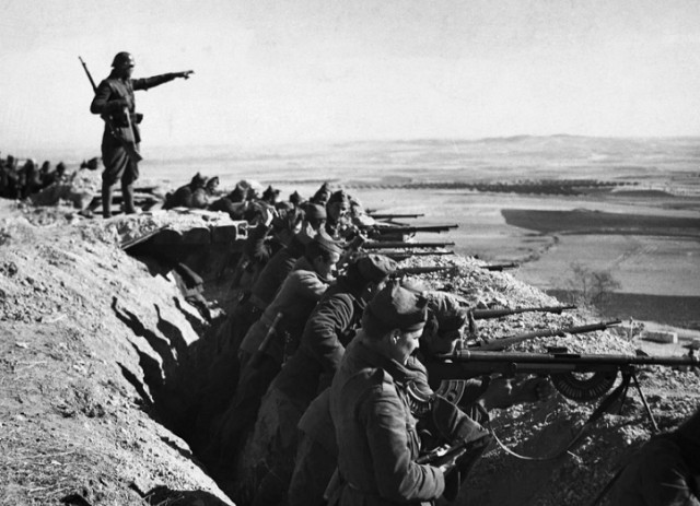 Отряд республиканцев ведёт бой на реке Эбро. Октябрь 1938 г