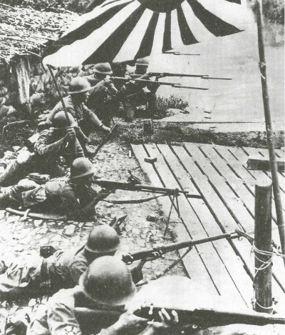 Японское подразделение контролирует переправу у моста через канал в Шанхае. 1937 г.