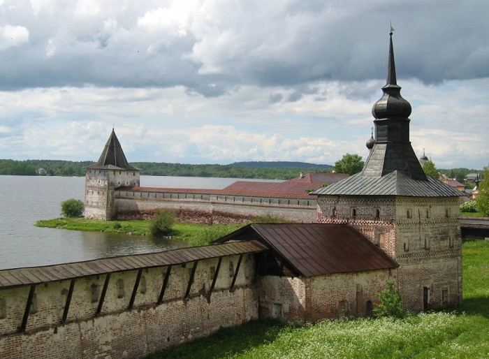 Сохранившиеся башни и стены Кирилло-Белозерского монастыря