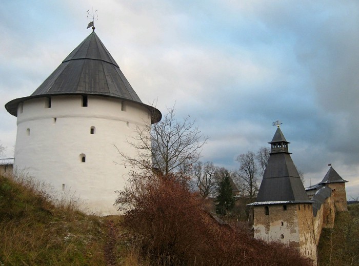 Сохранившиеся стены и башни монастыря