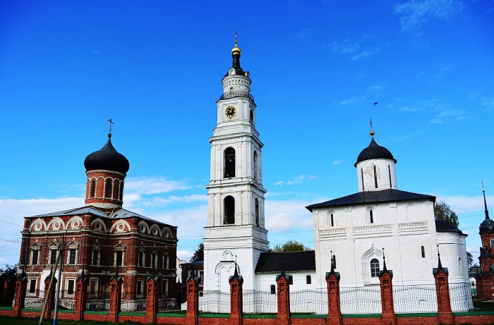 Волоколамский кремль. Никольский собор, колокольня и Воскресенский собор