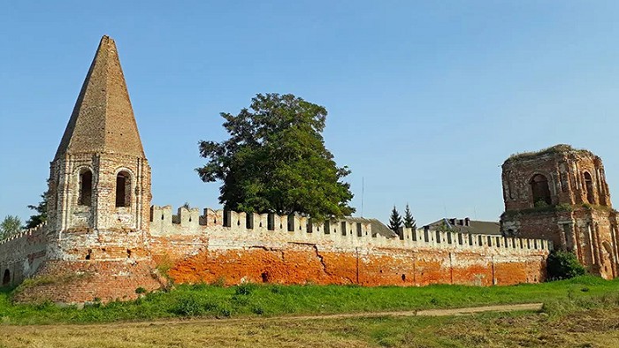 Фрагмент стены и угловая башня Спасо-Преображенского монастыря
