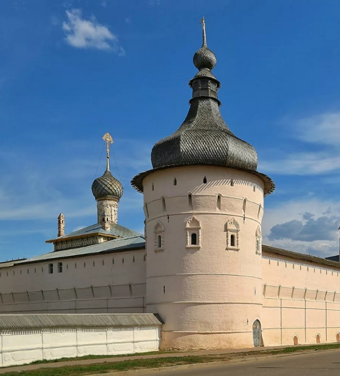Одна из сохранившихся башен Ростовского кремля