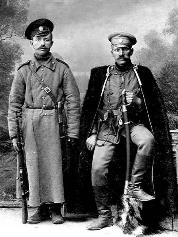 Студийное фото сослуживцев. На поясе у кавалериста на фото — револьвер «Наган» обр.1895 г. в кобуре