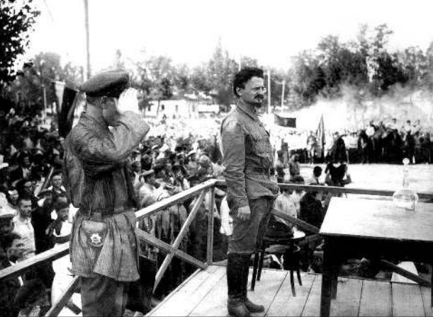 Председатель РВСР Л.Д. Троцкий выступает на митинге в Екатеринбурге 1920 г.