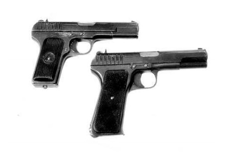 7,62-мм пистолет обр.1933 г. (ТТ) и опытный 7,62-мм пистолет Токарева 1939 г. с увеличенной рукояткой и емкостью магазина 12 патронов