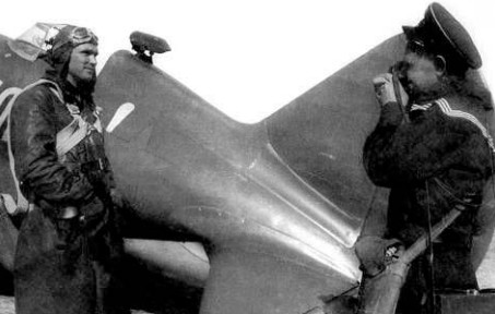 Фотокорреспондент Е. Халдей делает фото Б. Сафонова,72-й смешанный авиаполк ВВС Северного фронта, аэродром Ваенга, 1942 г.