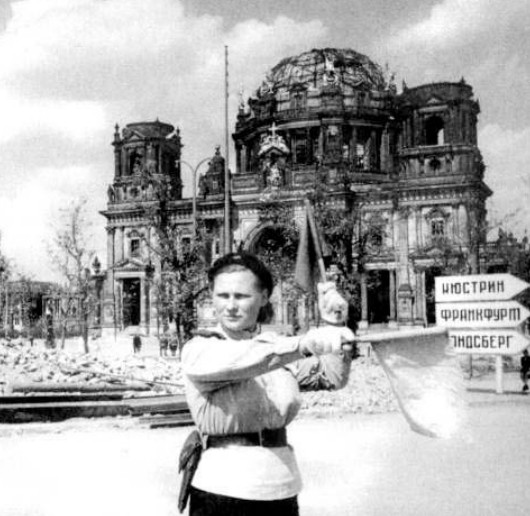 Регулировщица на Замковой площади Берлина вооружена «Наганом» в штатной кобуре, 1945 г.