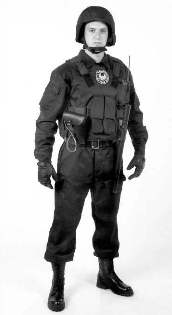 Комплект защитного снаряжения «Штурм»-ВВ для сотрудников правоохранительных органов включает пистолетную кобуру на боку