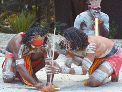 Австралийские аборигены добывают огонь