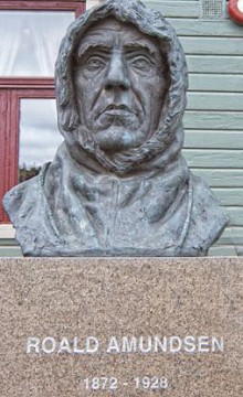 Полярник Руаль Амундсен. Статуя в Тромсо, Норвегия