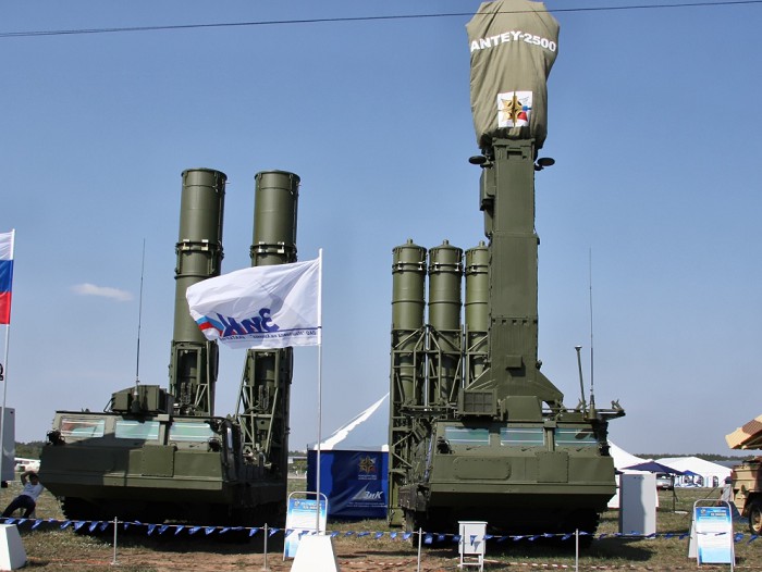 Пусковые установки 9А84МЭ и 9A83IVB комплекса С-300ВМ «Антей-2500». 2011 г.