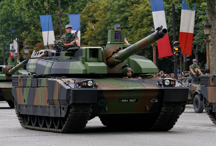 На параде танк AMX-56 Leclerc (Франция)
