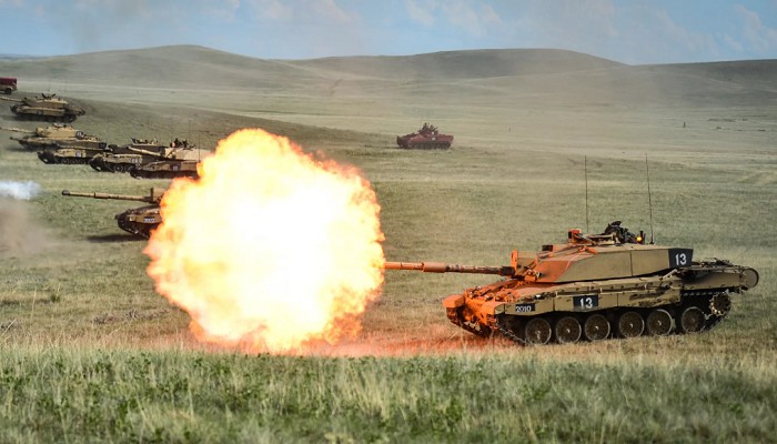 Подразделение британских танков Challenger 2 ведет огонь