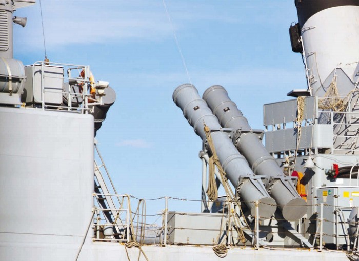 Пусковые аппараты противокорабельных ракет на борту американского эсминца