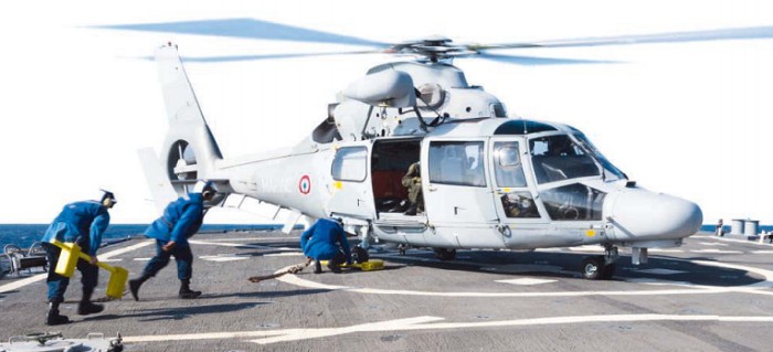 На палубе фрегата — универсальный вертолет Aerospatiale AS. 565 Panther