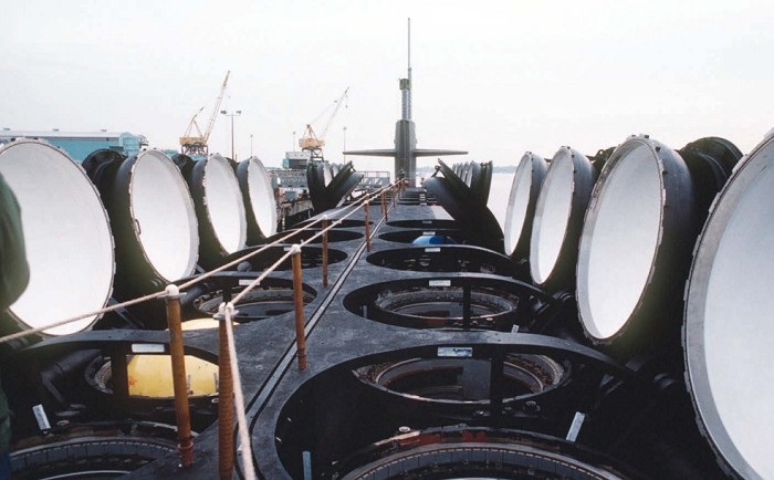 Открытые люки пусковых установок баллистических ракет подводной лодки типа Ohio
