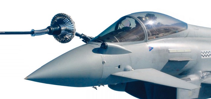 Дозаправка истребителя Eurofighter Typhoon топливом в полете