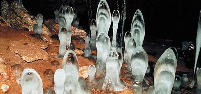 Ледяные сталагмиты в пещере