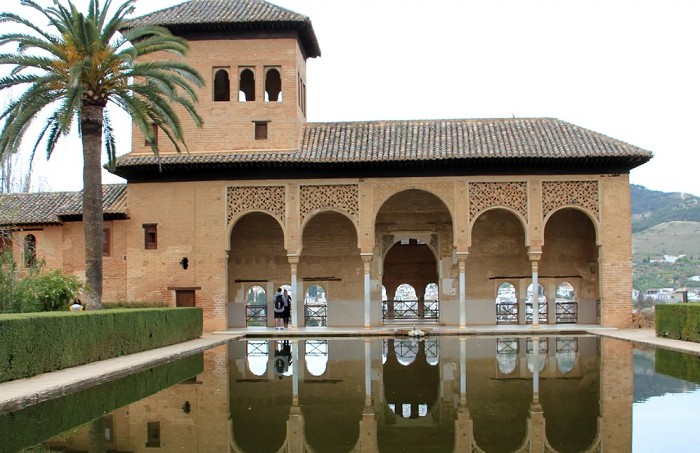 Альгамбра — дворец мавританских властителей близ Гранады. Середина XIII — конец XIV в.