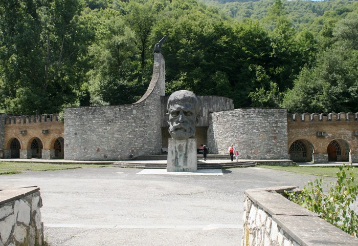 Памятник и музей В. Пшавелы на родине поэта в селе Чаргали