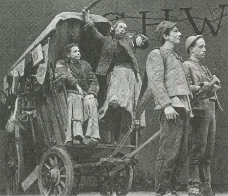 Сцена из спектакля по пьесе Б. Брехта «Мамаша Кураж и её дети» в театре «Берлинер ансамбль». 1949 г.