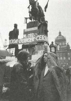 Г. Бёлль на митинге в Праге. 1968 г.