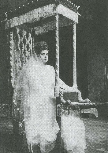 Сцена из спектакля по пьесе Ф. Дюрренматта «Визит старой дамы». 1956 г. Цюрих