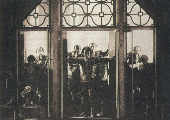 Сцена из спектакля по пьесе К. Чапека «R.U.R.». Нью-Йорк. 1922 г.