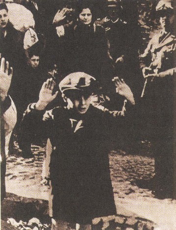 Жителей варшавского гетто отправляют в концлагерь. 1943 г.