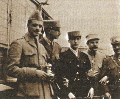 Ж. Кокто (второй справа) с сослуживцами на фронте. 1916 г.