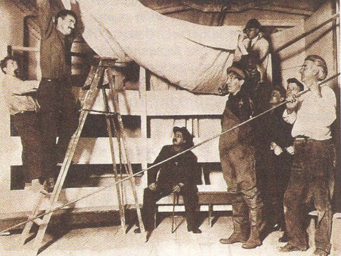 Сцена из спектакля по пьесе Ю. О'Нила «Курс на восток, в Кардифф». 1916 г.