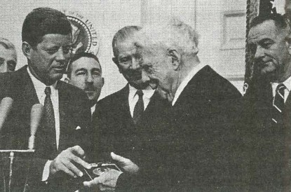 Президент США Джон Кеннеди вручает Р. Фросту Медаль Конгресса