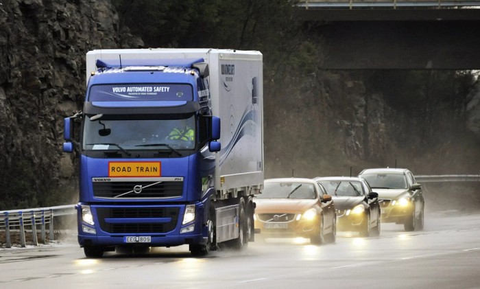 Тестовый заезд на обычной автомагистрали в рамках проекта SARTRE компании Volvo
