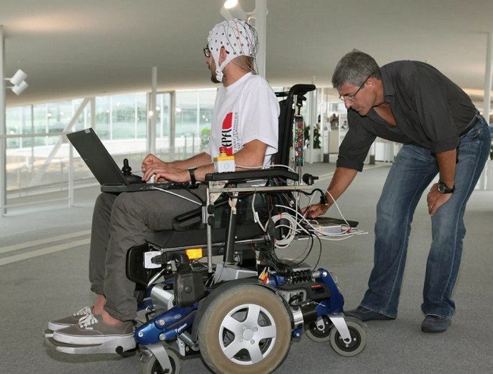 Ученый управляет инвалидным креслом, используя нейрокомпьютерный интерфейс.