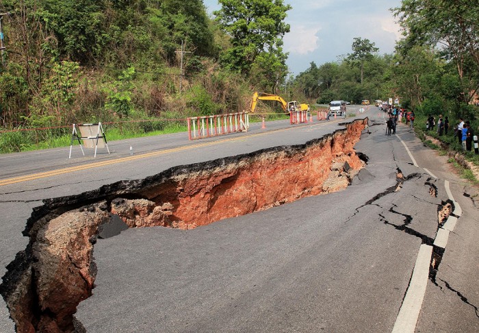 Асфальтовая дорога после землетрясения