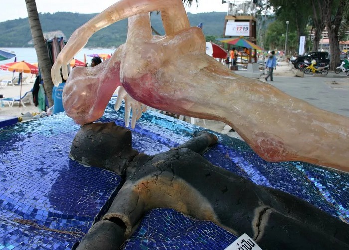 Памятник жертвам цунами на пляже в Пхукете (Таиланд)