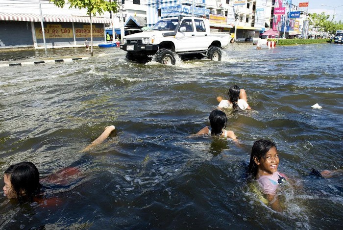 Бангкок. Дорога от моста Крунг Тон Бури до Банг Плата затоплена