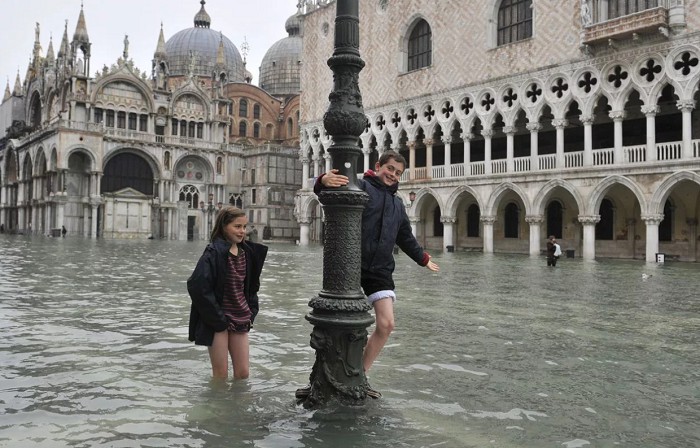 Высокая вода в Венеции заливает площадь Сан-Марко