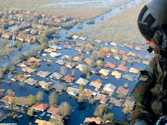 Спасатели осматривают затопленные ураганом «Катрина» улицы Нового Орлеана