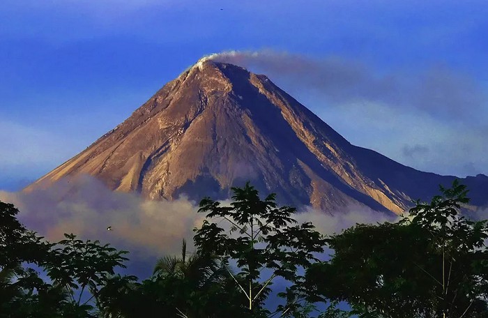 Один из вулканов острова Ява (Индонезия)
