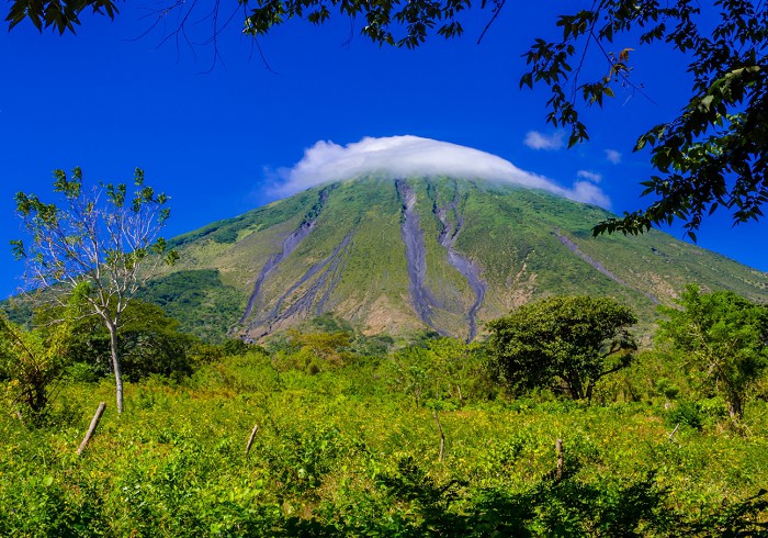 Красочный вид на зольные отложения и зеленые склоны активного вулкана Консепсьон на острове Ометепе (Никарагуа)