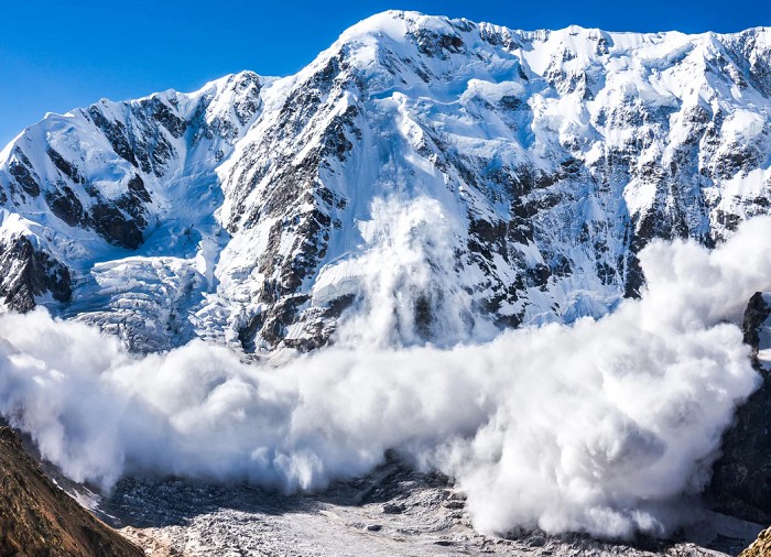 Снежная лавина в Альпах