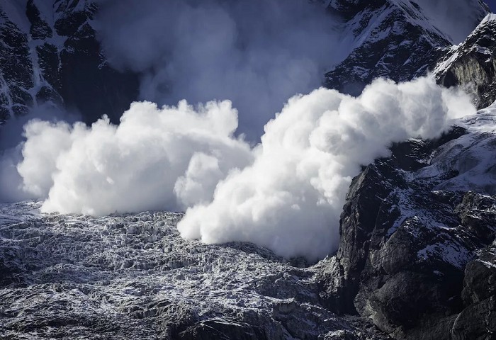 Скорость схода лавины может достигать 300 км/ч