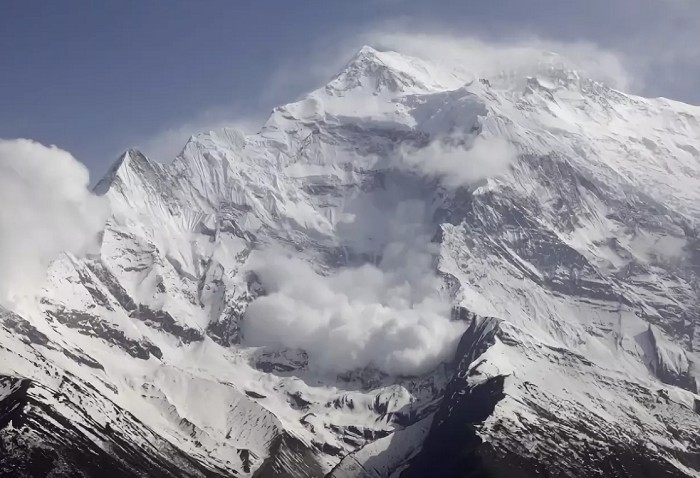 Лавина с вершины Гималайских гор