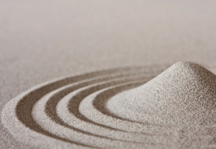 Взвихренный ветром и плавно осевший песок становится нестабильным и приобретает свойства жидкости