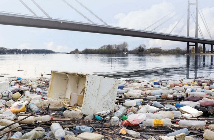 Деятельность человека загрязняет даже крупнейшие реки Земли