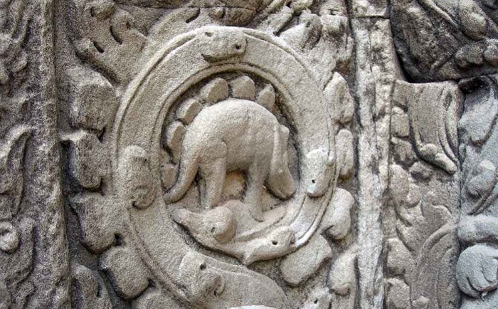 Древнее изображение стегозавра в храме Камбоджи