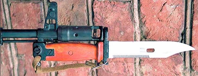 Штык-нож 6X4 на стволе АК-74 