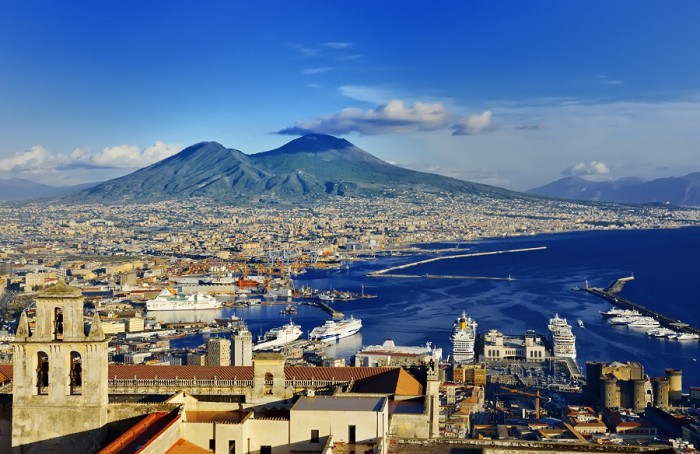 Город Неаполь и гора Везувий